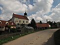 Čeština: Kostel sv. Martina ze silnice v Okrouhlicích (Benešov). Česká republika. English: Church of St. Martin as seen from the main road in Okrouhlice (Benešov), Czech Republic.