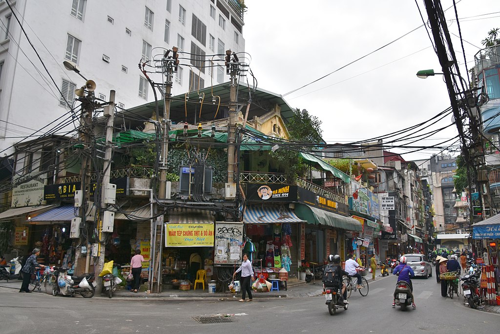 Old Quarter street scene, Hanoi (11) (38464616512)