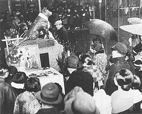 八公周忌日，左邊的銅像為「初代」忠犬八公像，於1936年3月8日所攝。