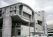 Um dos primeiros projetos de Isozaki, Oita Medical Hall (1959-1960), "misturou Novo Brutalismo e Arquitetura Metabolista", de acordo com um crítico