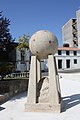 In Memoriam, escultura en homenaxe ás vítimas do atentado, situada na praza da Constitución de Ordes.