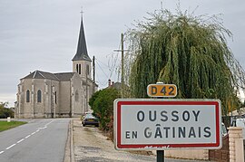 Kilise ve Oussoy-en-Gâtinais'e giden yol