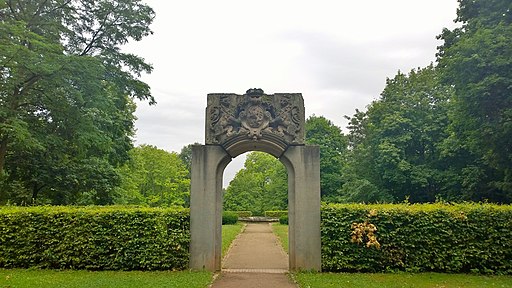 Blick vom Thießweg westwärts auf das Portal des ehemaligen Palais Rosenhöhe. Welterbe Mathildenhöhe Darmstadt
