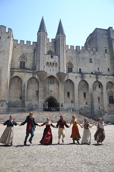 File:Palais des papes en festival 2015.JPG