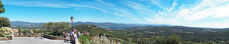 File:Panorama au-dessus de la table d'orientation de Gassin.jpg