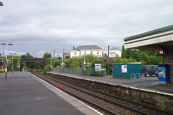 Looking towards London from the station platforms. The former Station Hotel, now the Royal Inn, is in the background.
