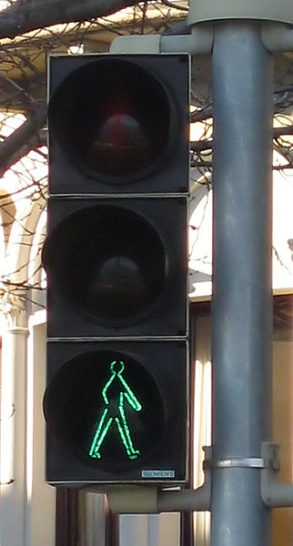 File:Pedestrian signal Switzerland Lugano traditional green 20101231a.jpg