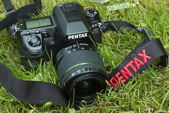 File:Pentax K-5 with smc Pentax 18-55mm AL WR.jpg - Wikimedia Commons