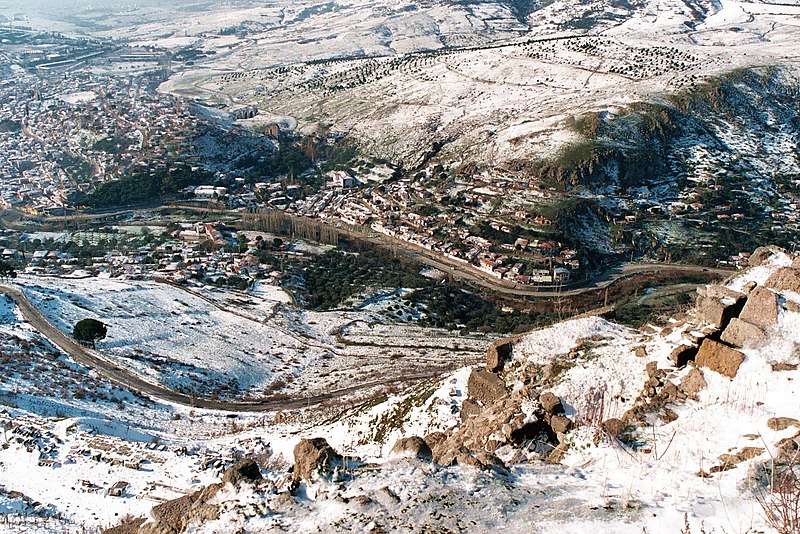 File:Pergamon, the northern part of the town Bergama.jpg