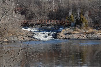 La petite rivière Shawinigan, lorsqu'elle traverse le quartier Shawinigan-nord dans la ville de Shawinigan, en novembre