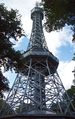 La torre de Petřín vista desde la base.