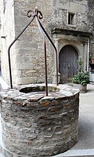 Le puits devant la porte du château