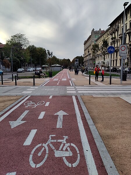 File:Pista ciclabile di corso Plebisciti a Milano.jpg