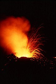 photographie nocturne d'une éruption de lave