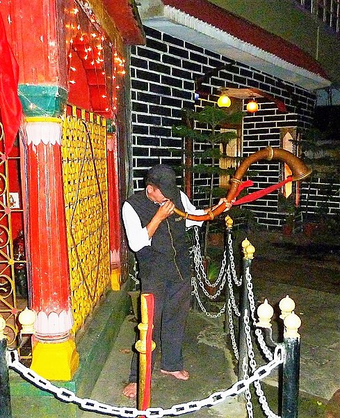 File:Playing horn at Palace Temple. Mandi, Himachal Pradesh.jpg