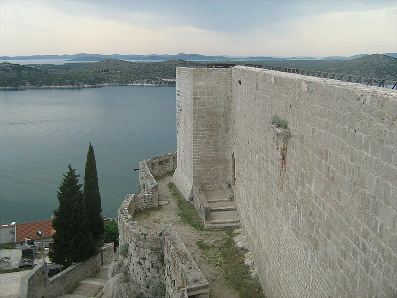 File:Pogled.sa.tvrdave.sibenik.JPG