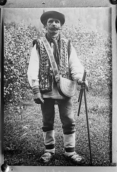 File:Poolse boer in traditionele kleding in de oostelijke Karpaten Reproductie van f, Bestanddeelnr 190-1009.jpg