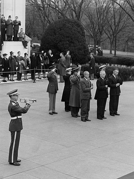 File:President Harry S. Truman (center, front row) and others at the Tomb of the Unknown Soldier.jpg