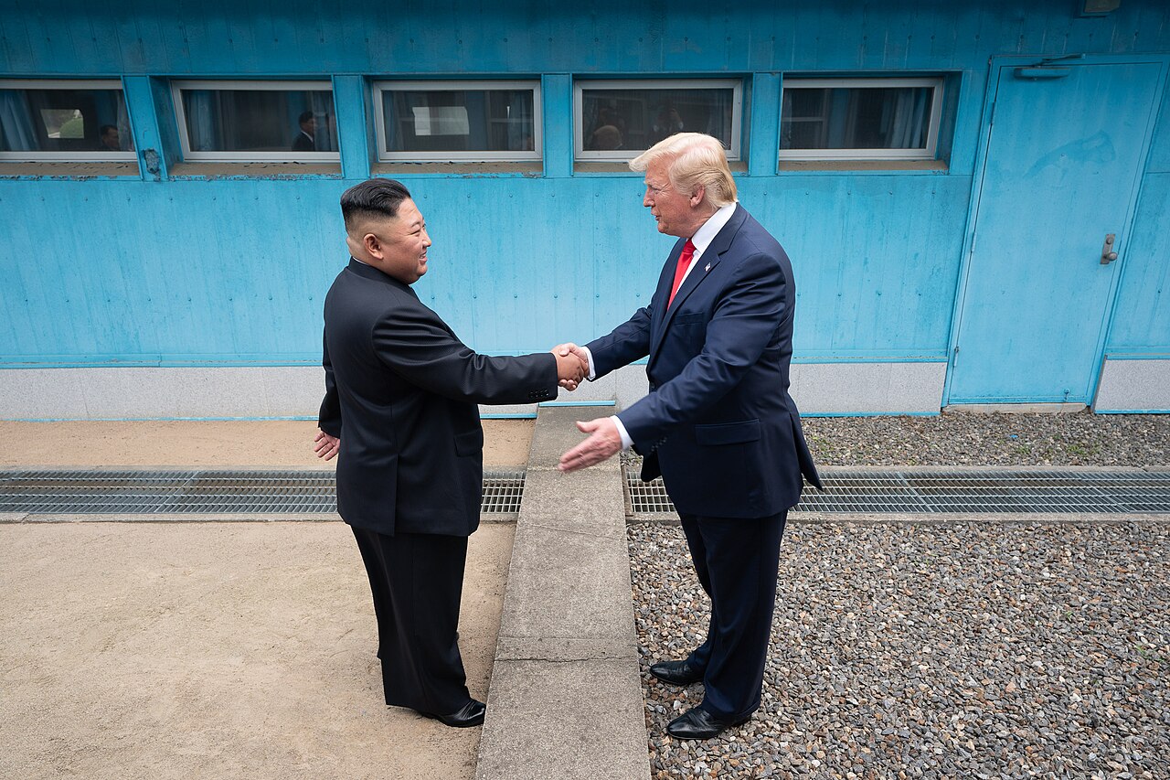 Exister grâce aux "Américains" ... 1280px-President_Trump_Meets_with_Chairman_Kim_Jong_Un_%2848162628746%29