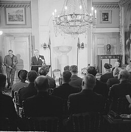 Prins Bernard achter katheder in zaal van Paleis Soestdijk