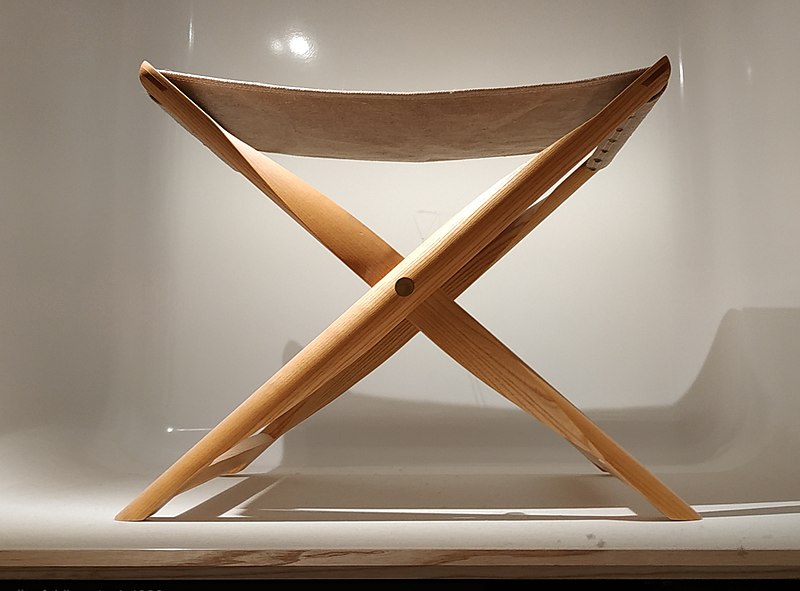 File:Propeller folding stool by Kaare Klint in 1930.jpg