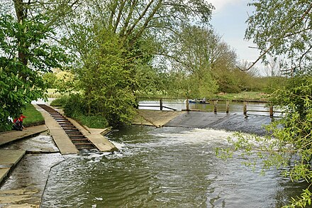 The punt rollers and weir at Mesopotamia. Punt-rollers-river-cherwell-oxford.jpg