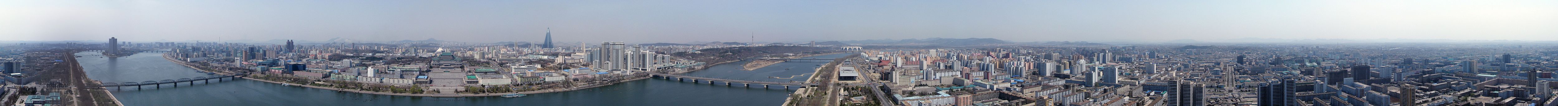 Panorama Pjongjangu widziana ze szczytu Wieży Idei Dżucze