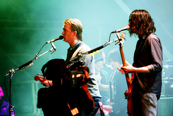 Queens of the Stone Age performing at the 2007 Eurockéennes; from left to right: Homme, Troy Van Leeuwen, Dean Fertita, Michael Shuman