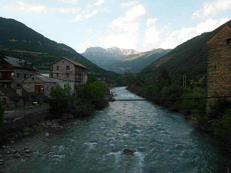 File:Río Ara a su paso por Broto.jpg