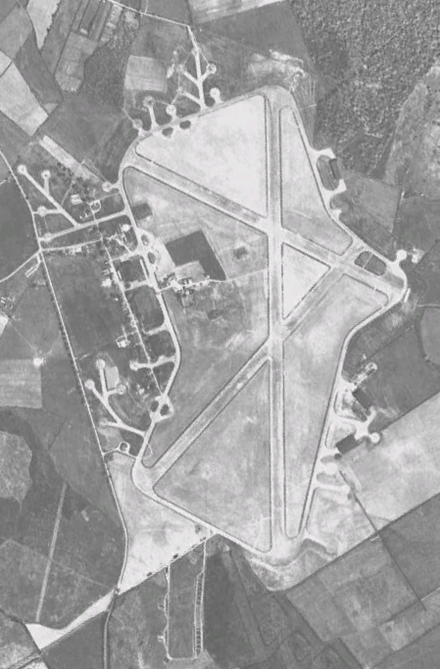 Vue de la base aérienne en 1945. On distingue nettement le tracé du circuit de 1950, empruntant le périmètre de l'aérodrome.