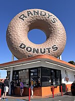 Randy's Donuts LA (52074617475).jpg