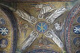 Ангелы возносят монограмму Христа (мозаика свода)