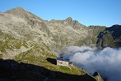 Le refuge du Maupas avec le cirque des Crabioules et le Quayrat en arrière-plan.