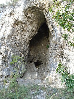 A Remete-hegyi-kőfülke bejárati része