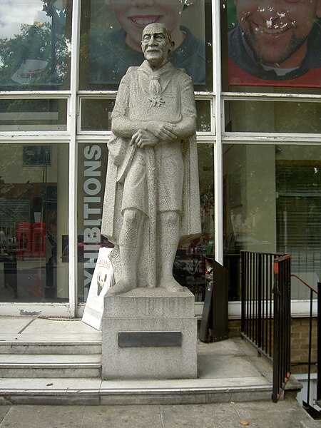 File:Robert Baden-Powell Monument London.jpg