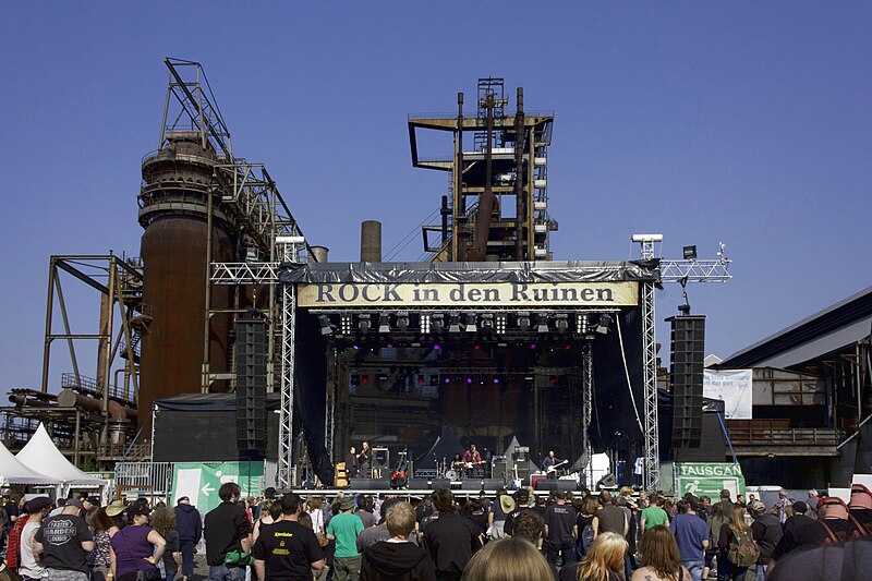 File:Rock in den ruinen 2011 buehne.jpg