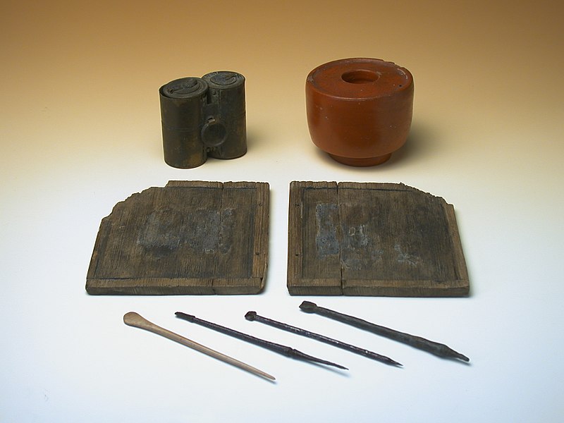 File:Romeins schrijfplankje inktpot stilus&spatels 198721-RMO Leiden.jpg