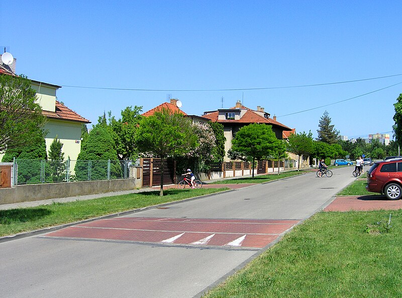 File:Rozvodova str, Prague Modřany.jpg