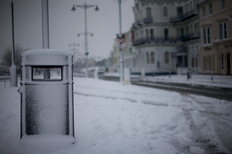 File:Ryde Esplanade bin in December 2010 snow 2.jpg