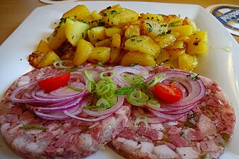 Sülze mit Essig und Zwiebeln und Bratkartoffeln - sülze with vinegar and onions and fried potatoes