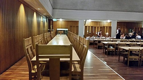 High Table in dining hall, Fitzwilliam College, University of Cambridge S95HighTableFitzwilliam.jpg