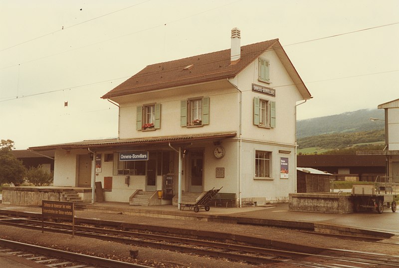 File:SBB Historic - F 122 00772 001 - Onnens-Bonvillars Stationsgebaeude mit Gueterschuppen Bahnseite.jpg