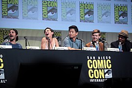 SDCC 2015 - Dylan O'Brien, Rosa Salazar, Ki Hong Lee & Giancarlo Esposito (19551368558).jpg