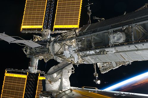 Aperçu de deux des panneaux solaires doubles. L'astronaute Steve Bowen, de la mission STS-126, qui travaille sur la poutre, donne l'échelle.