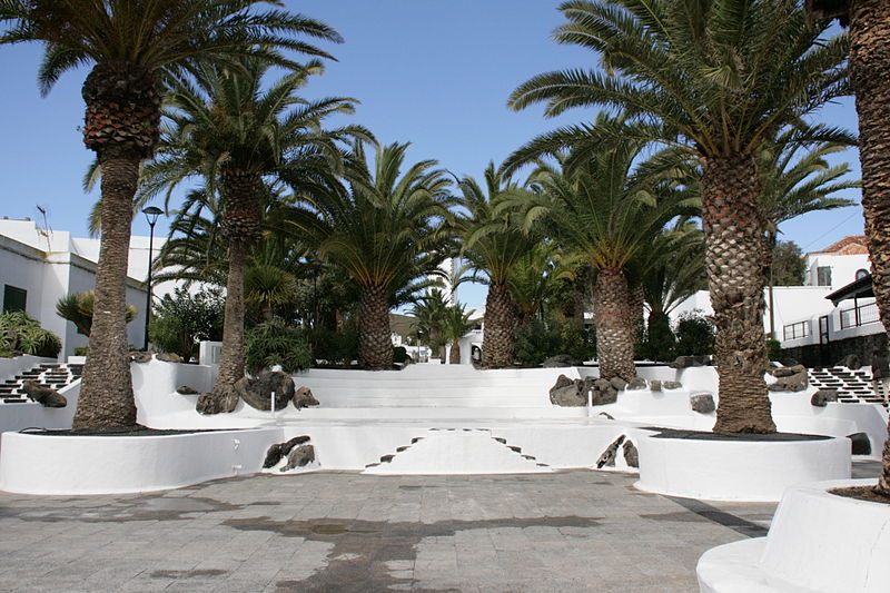 File:San Bartolomé - Plaza León y Castillo 03 ies.jpg