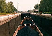 Schubverband in der Schleuse Zerben, Blickrichtung Osten