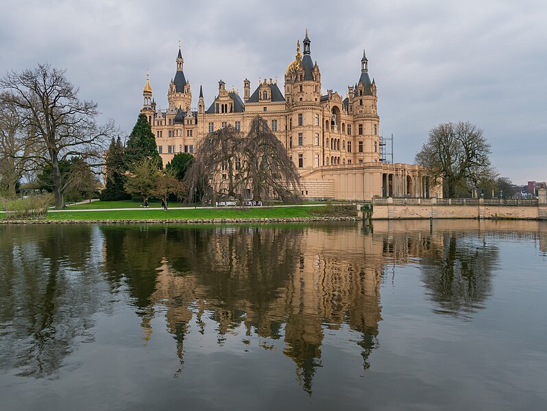 File:Schwerin Castle (1).jpg