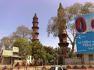 Shaking Minarets outside Ahmedabad railway station.jpg