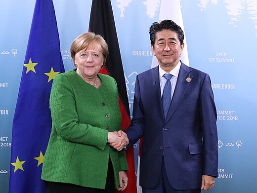 Bondskanselier Angela Merkel en premier van Japan Shinzo Abe tijdens een bijeenkomst van de G7 in Quebec op 8 juni 2018.