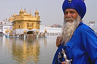 Un Sikh portant le dastar, devant la pagode d'Or, à Amritsar, Penjab.